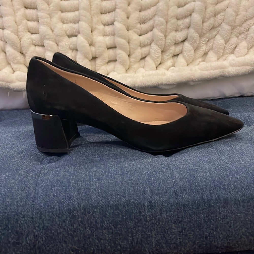 Low heel black pointed toe